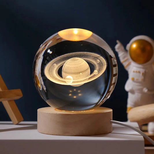Esfera de cristal Saturno LED — grabado 3D, base de madera